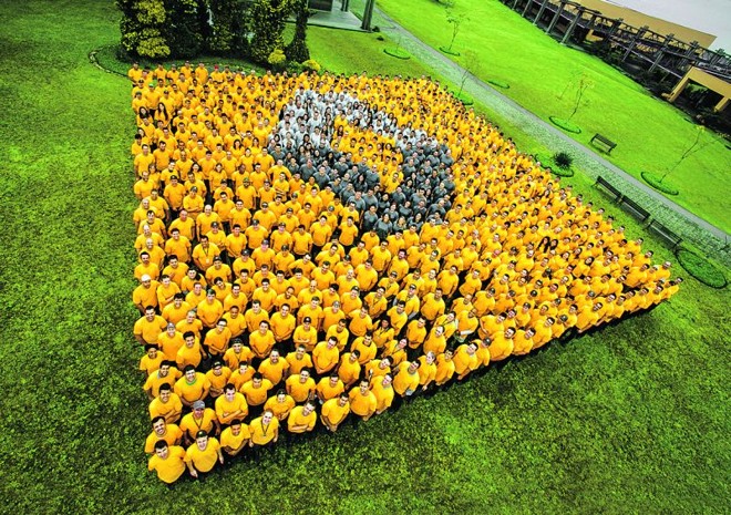 Funcionários do Complexo Ayrton Sena se reuniram nos jardins da fábrica da Renault para formar a logomarca da montadora em comemoração à conquista doTop of Mindda revistaAmanhã |