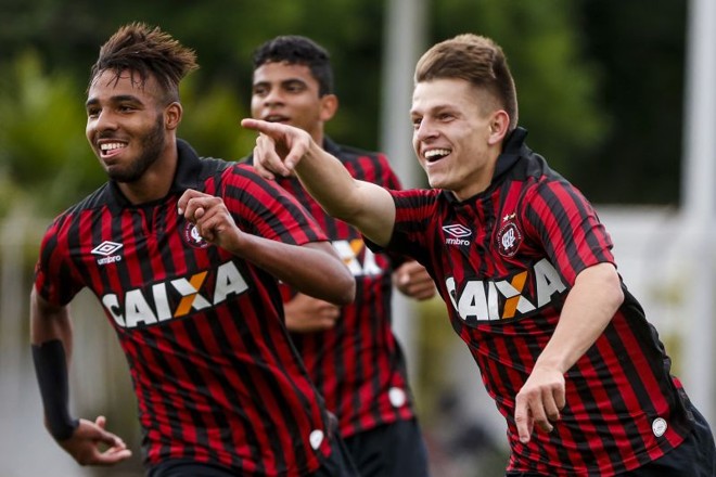João Pedro (dir.) comemora o gol do título rubro-negro. | 