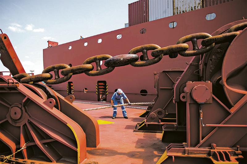 Com o aumento da demanda por transporte de mercadorias entre a Europa e a China, navios cargueiros como o Mary Maersk chegam a alcançar 400 metros de comprimento | Andrew Testa