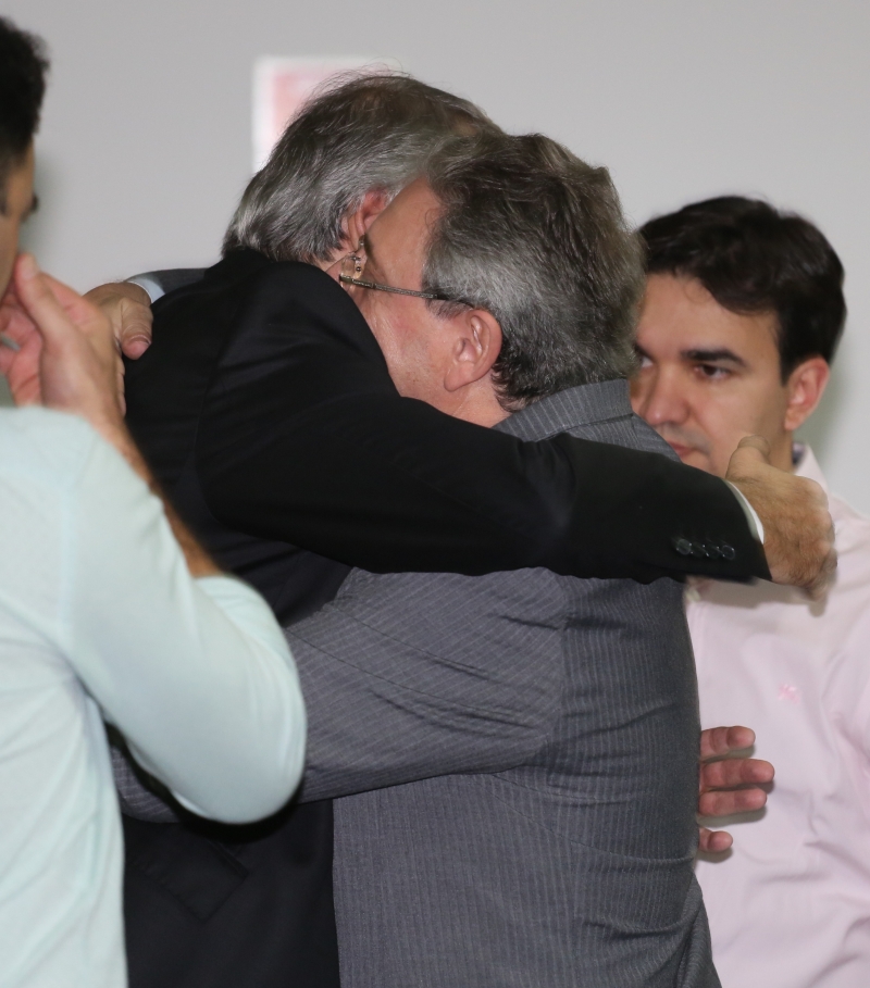 Vilson Ribeiro de Andrade e Rogério Bacellar, candidatos à presidência do Coritiba, se cumprimentam no Alto da Glória | Ivonaldo Alexandre/Gazeta do Povo