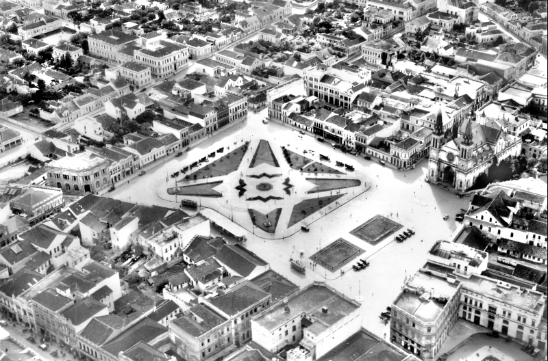 Foto aérea da Praça Tiradentes e cercanias, feita em 1935, mostra um ambiente formado por prédios baixos |