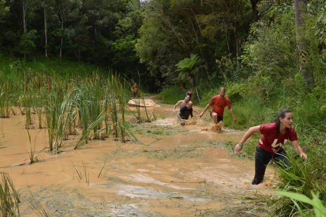 Os 420 atletas inscritos atravessaram um brejo. | 