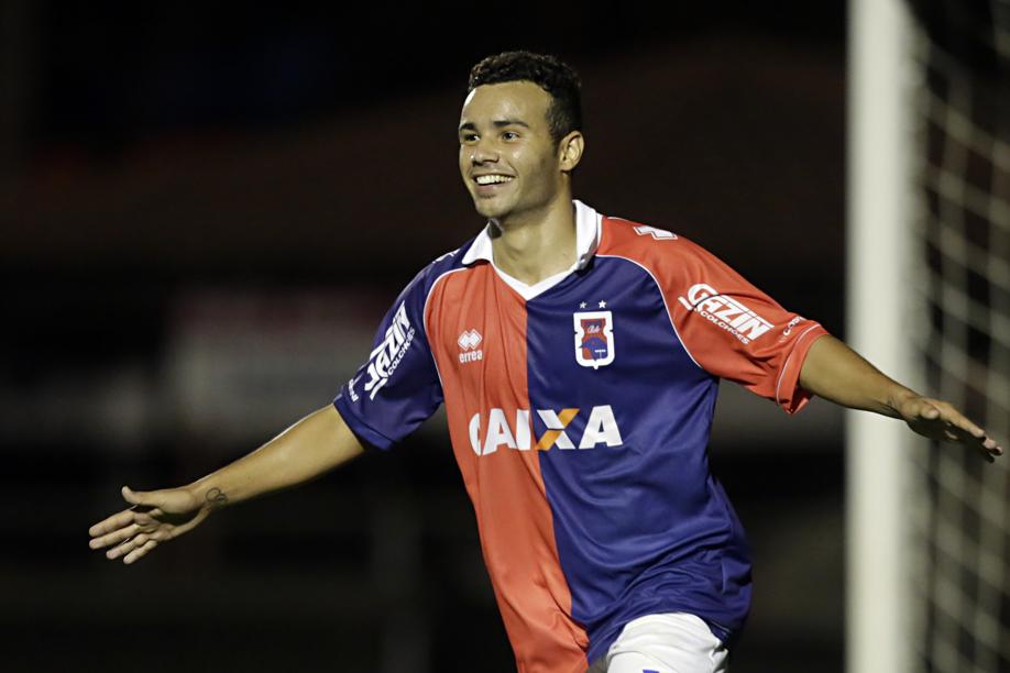 Atacante Thiaguinho comemora o gol contra o Atlético-GO. | Felipe Rosa