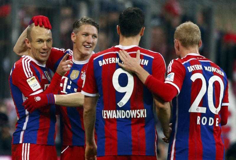 Robben comemora seu gol com Schweinsteiger, Lewandowski e Rode, na vitória sobre o Hoffenheim. | Reuters/Michael Dalder