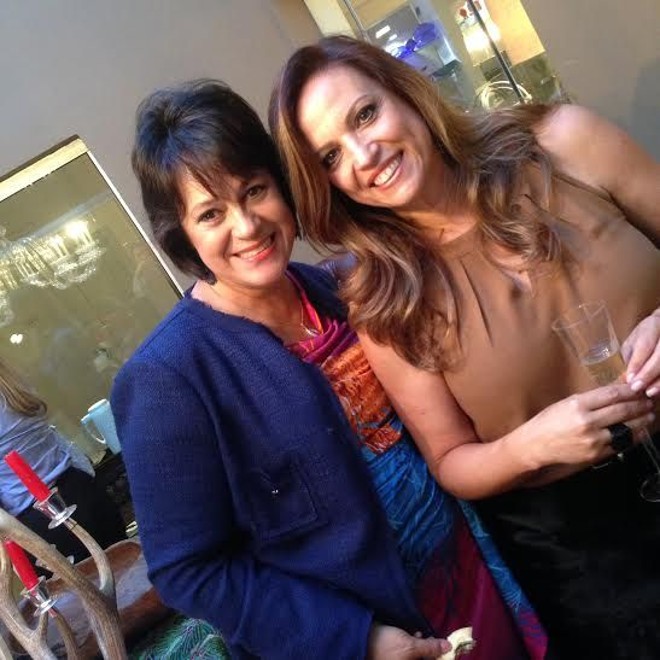 Estão espetaculares as Mesas de Natal das lojas Kraft Batel e Jardim Social. Esta é assinada pela dupla de arquitetas Graciele Argenta e Ligia Drula. A Mesa de Natal da Kraft Batel traz a grife da arquiteta Silmara Pimpão, à direita, na foto com a atualíssima Eliane Macedo Viana, proprietária dos addresses |