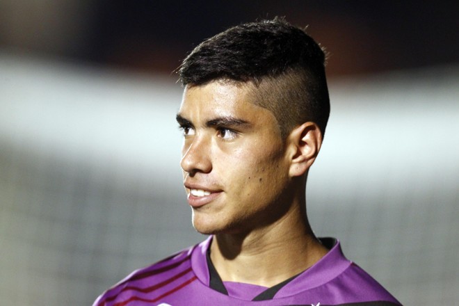 Lucas Olaza teve poucas oportunidades no Atlético neste ano e seu empréstimo acaba no fim da temporada. Para ficar em definitivo com o uruguaio de 19 anos, o clube precisaria pagar em torno de US$ 2 milhões. Ou seja, é provável que o lateral-esquerdo não permaneça para 2015. |