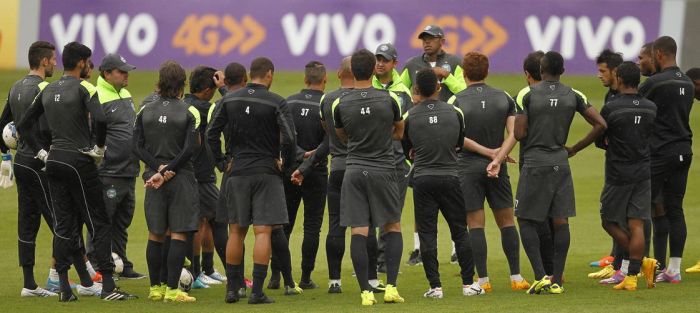 Marquinhos Santos conversa com o elenco do Coritiba antes do último treino para o jogo com o Fluminense: treinador quer atenção total | Jonathan Campos / Gazeta do Povo