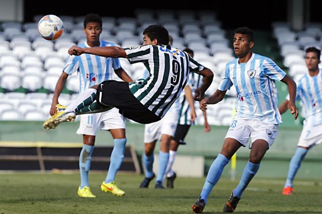 Paulo Vitor, do Coritiba, tenta voleio na decisão do Paranaense sub-20 com o Londrina |
