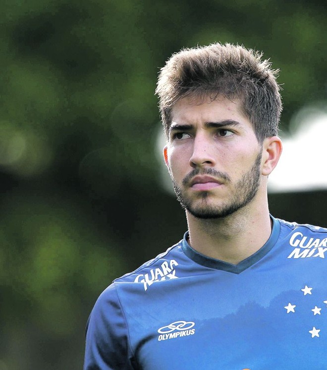 A possível transferência de Lucas Silva para o Real Madrid ficou para junho de 2015. | 