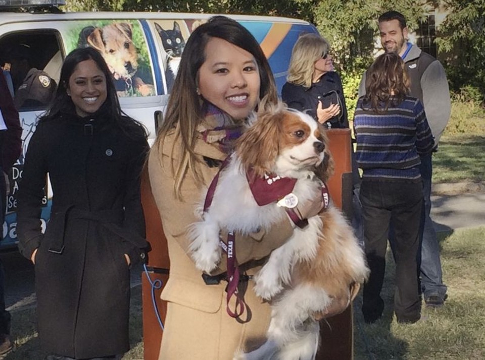 Nina Pham, tratada após ser infectada com o vírus Ebola, se reencontra com seu cão Bentley | REUTERS/Lisa Maria Garza