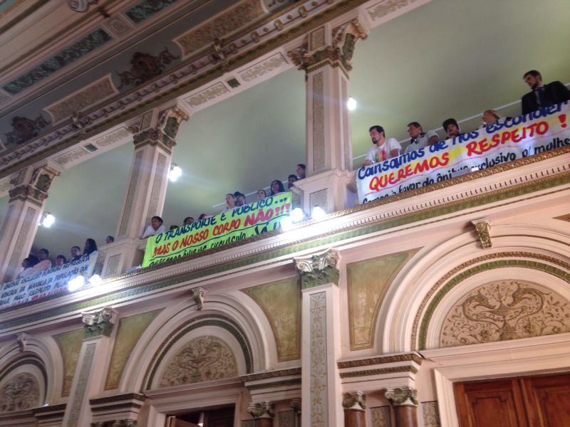 Grupos penduram faixas contras e a favor do projeto nas galerias do plenário da Câmara | Katna Baran/ Gazeta do Povo