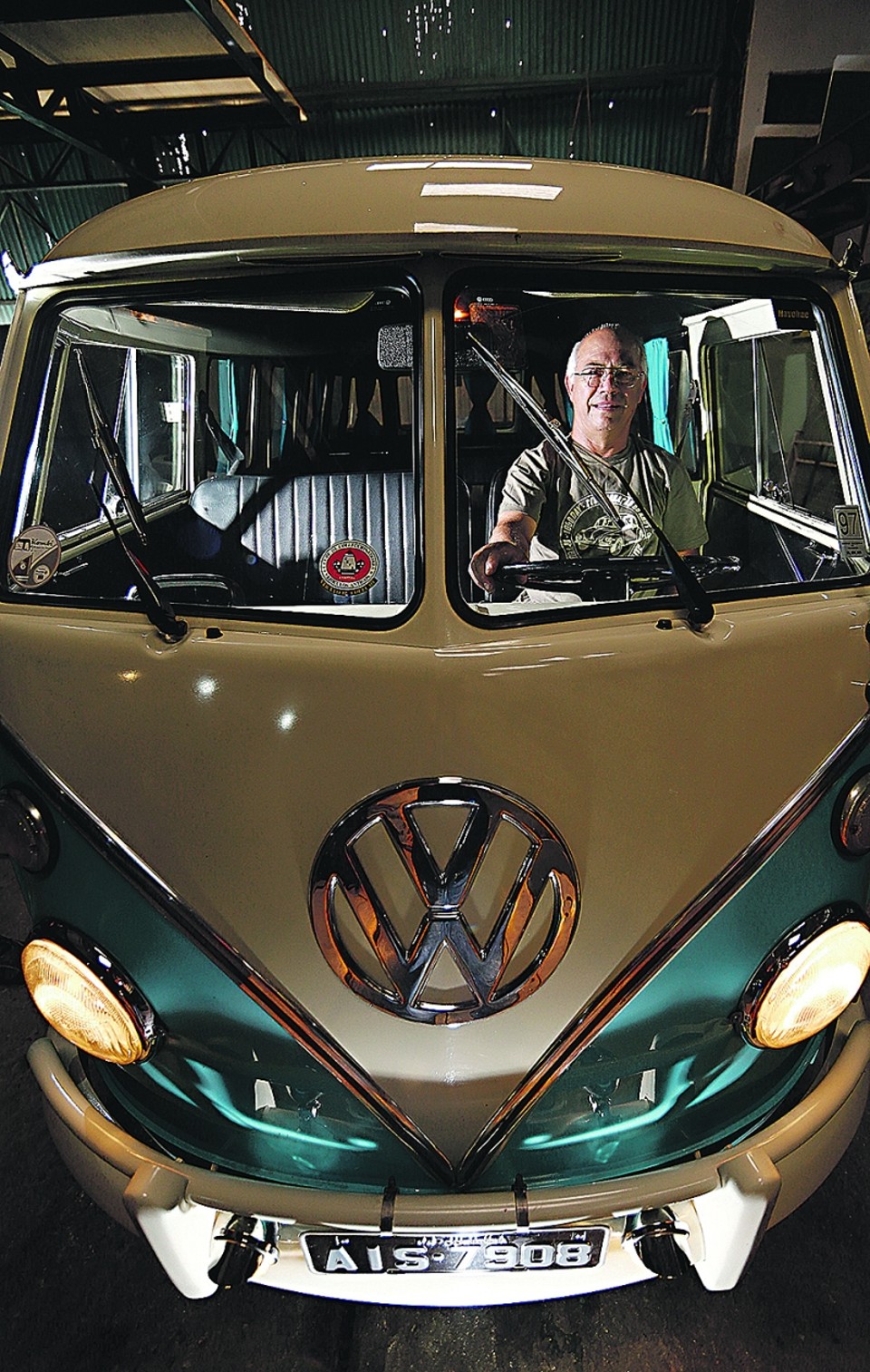 O colecionador David Reis e a Kombi 1975, um de seus veículos placa preta | Albari Rosa