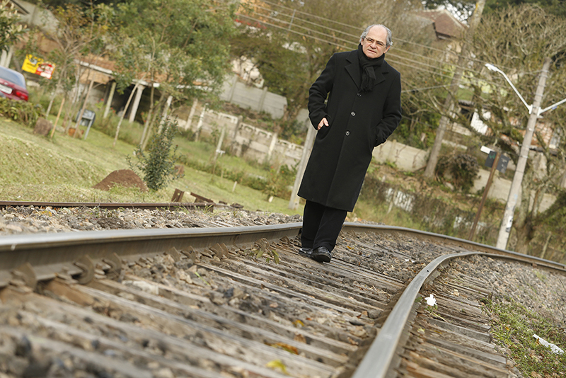 O escritor tem nove livros publicados e participou de várias antologias |