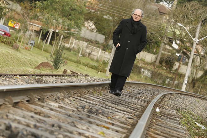 O escritor tem nove livros publicados e participou de várias antologias |