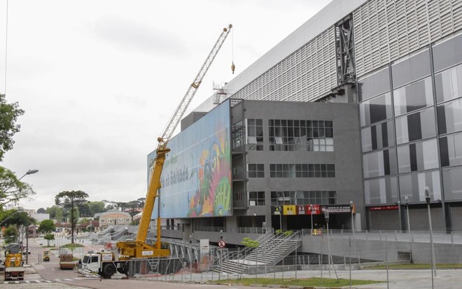 Uma das críticas da Lanik é em relação ao tamanho do guindaste desponsável pela obra do teto. |