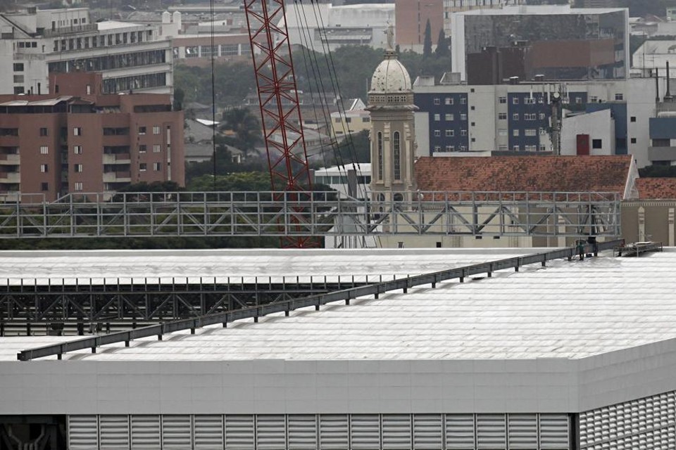 Operários colocam uma das partes do teto retrátil da Arena da Baixada: instalação do sistema está dando dor de cabeça ao clube | Felipe Rosa / Tribuna
