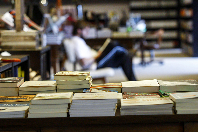 Leitor em seu templo: livros devem ser cuidados ou curtidos sem restrições? | André Rodrigues/ Arquivo/ Gazeta do Povo