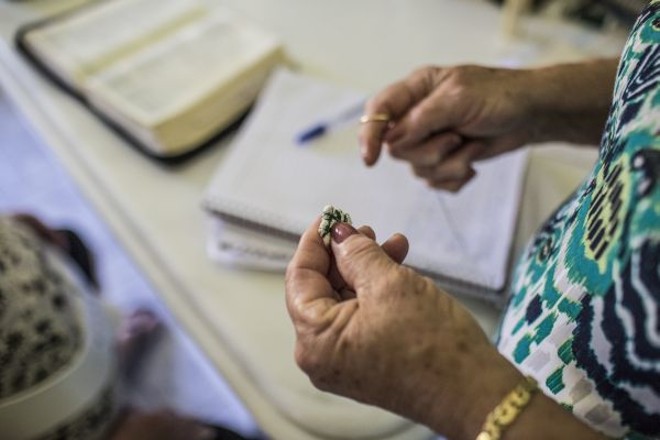 Em alguns casos, rendeduras acentuam o poder da oração e da imposição das mãos | 