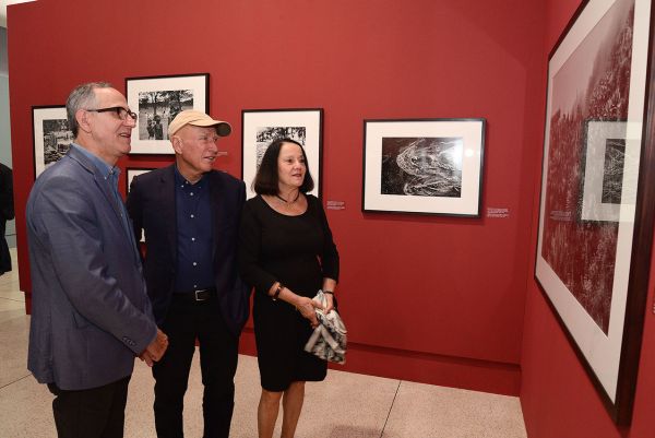 O secretário da Cultura do estado, Paulino Viapiana (em primeiro plano), foi ciceroneado pelo fotógrafo Sebastião Salgado e sua mulher e curadora Lélia Wanik Salgado, na abertura para convidados da mostra Genesis, na noite de quarta-feira, no Museu Oscar Niemeyer | Kraw Penas
