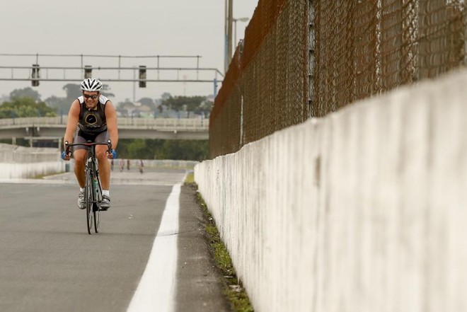 Para evitar acidentes nas rodovias, duas vezes por semana ciclistas treinam no Autódromo Internacional de Curitiba |