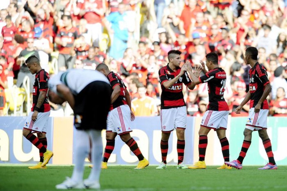 Mugni comemora o primeiro gol do Flamengo na vitória sobre o Coritiba no Maracanã | Dhavide Normando / folhapress
