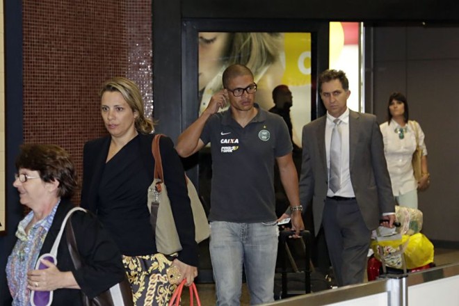 Alex durante o desembarque do Coxa na noite de quinta-feira | Felipe Rosa / Tribuna