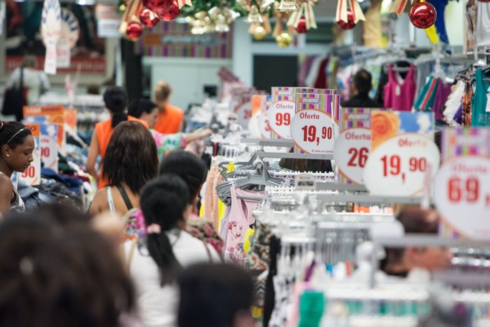 Roupas aparecem em primeiro lugar na lista de compras para o Natal, seguidas por calçados | Brunno Covello/Gazeta do Povo.