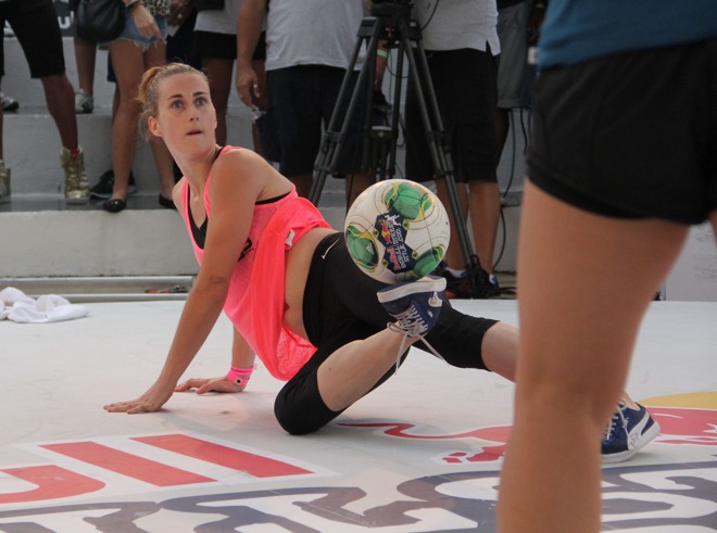 Melody realiza trick durante a final feminina. | 