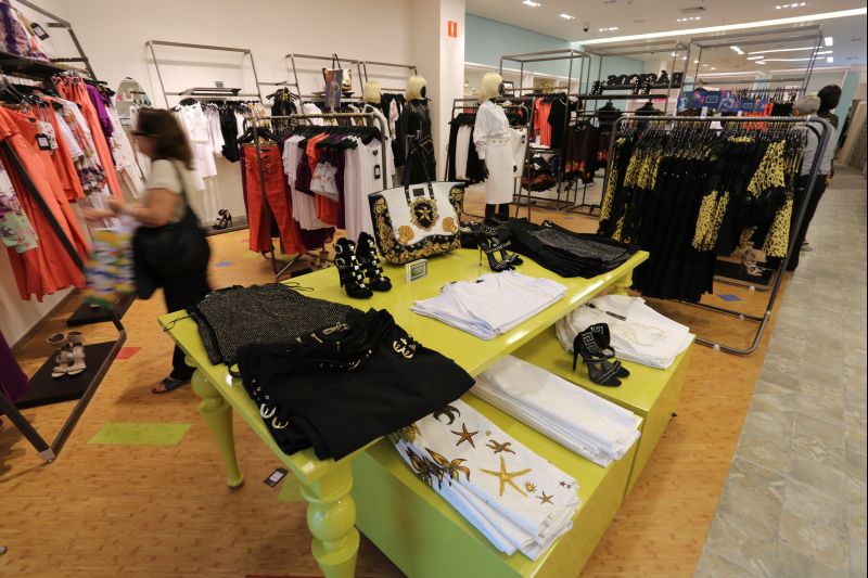 Coleção da Versace em loja da Riachuelo no Shopping Pátio Batel: peças entre R$ 50 e R$ 400 têm grande saída | Ivonaldo Alexandre/Gazeta do Povo