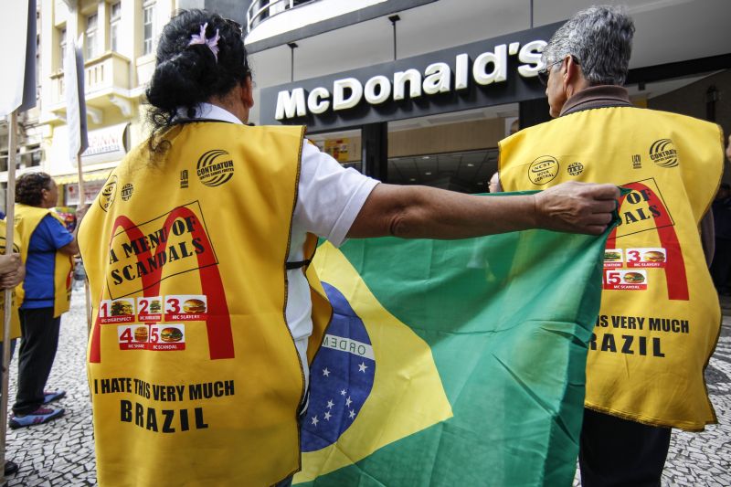 Movimento que nasceu nos EUA pede um salário mínimo de US$ 15 por hora para trabalhadores de fast-food | Daniel Castellano/Gazeta do Povo.