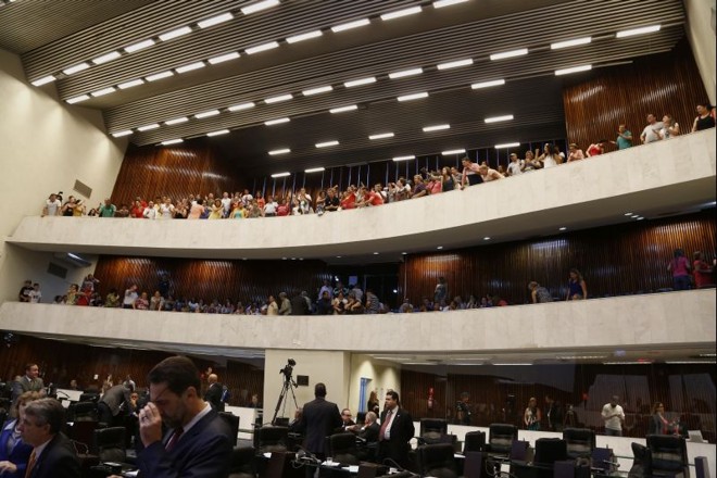 Sob protestos dos professores, os deputados aprovaram o projeto de lei que prorroga por um ano o atual mandato dos diretores das 2,1 mil escolas estaduais |