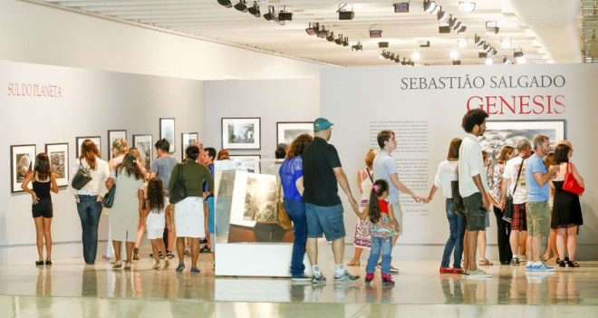 Visitantes movimentaram o Museu Oscar Niemeyer para ver a exposição de Sebastião Salgado |