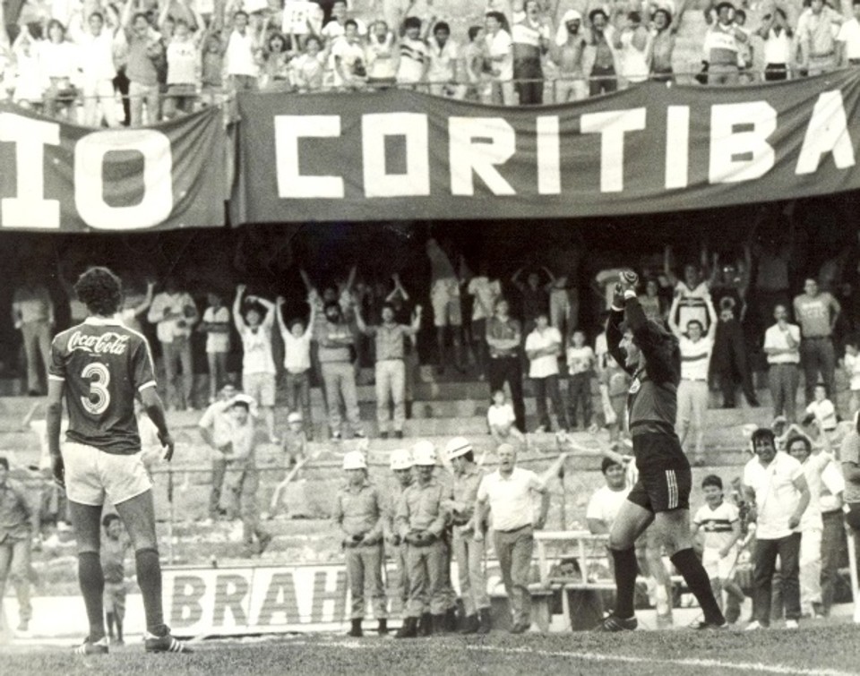 Rafael comemora pênalti defendido no Brasileiro de 1988, contra Goiás, mais um jogo do qual saiu como herói. | Arquivo/ GRPCOM