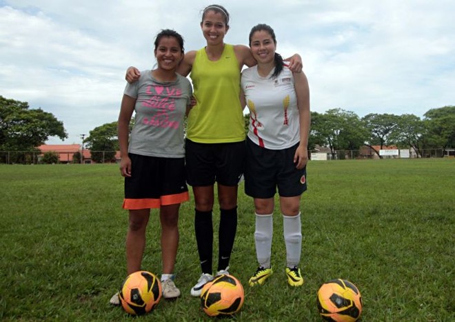 Americana Karina Cisneros (ao centro) com a peruana Adriana Luz (esquerda) e colombiana Laura Cajamarca (direita) que estão fazendo testes no Foz Cataratas |