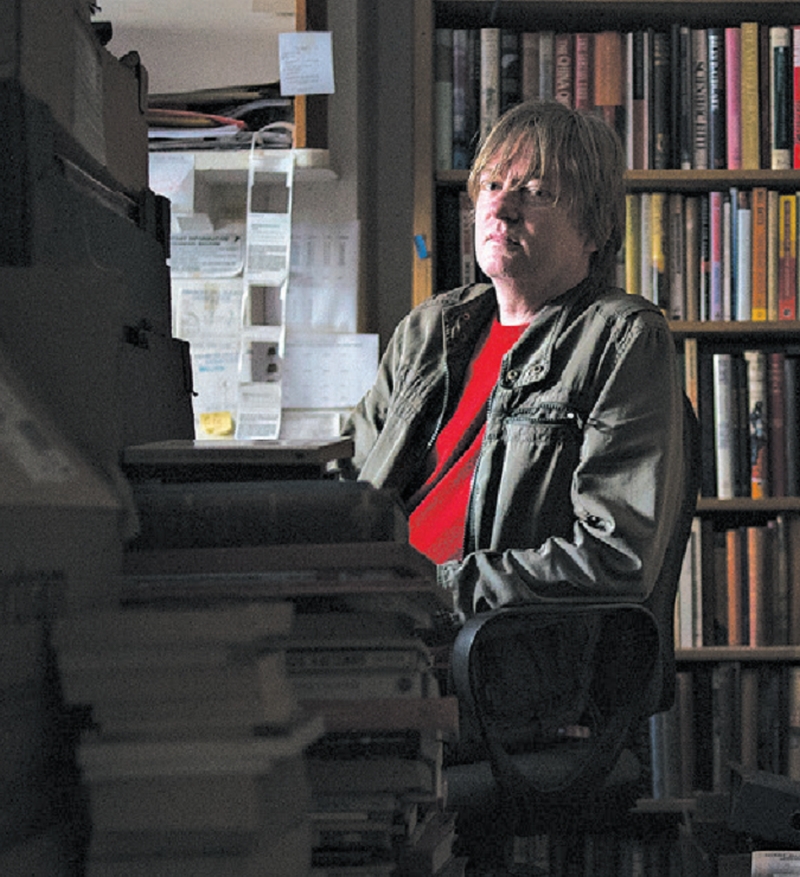 Faber, cuja mulher morreu quando ele estava finalizando seu último livro, disse que não escreverá mais romances | Andrew Testa para The New York Times