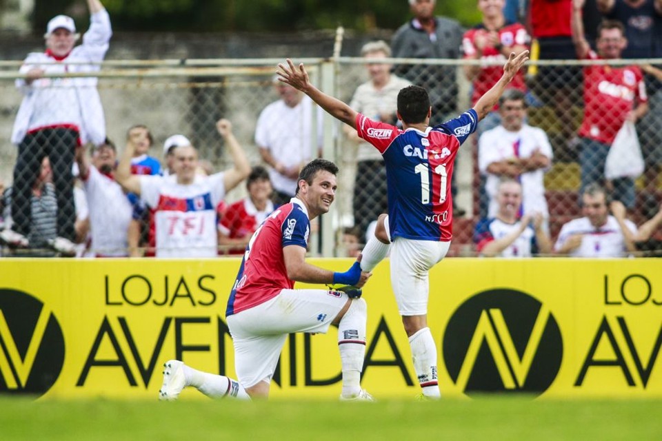 Thiaguinho comemora o gol tricolor. | Lineu Filho/ Tribuna do Paraná