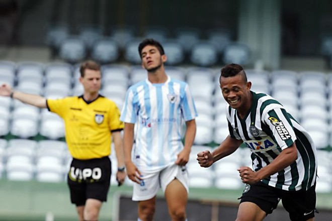 Lateral Rodrigo Ramos comemora gol do Coritiba na decisão do Paranaense sub-20 com o Londrina |