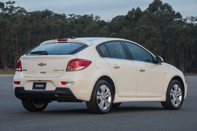 A Cruze de traseira curta é o terceiro modelo mais vendido entre os hatches médios |