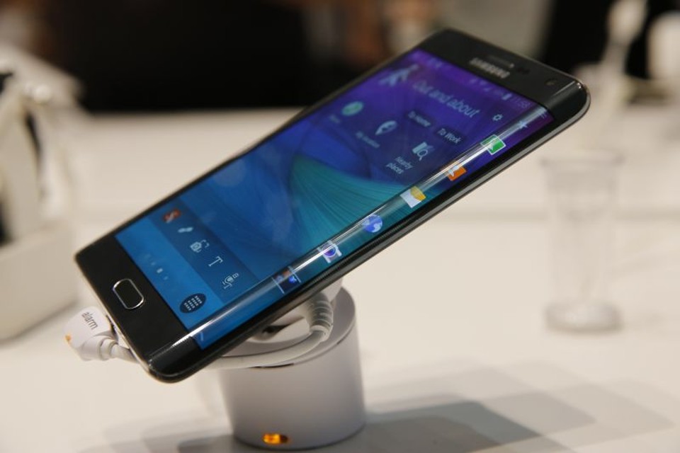 Samsung aposta em onda de smartphones com telas curvas