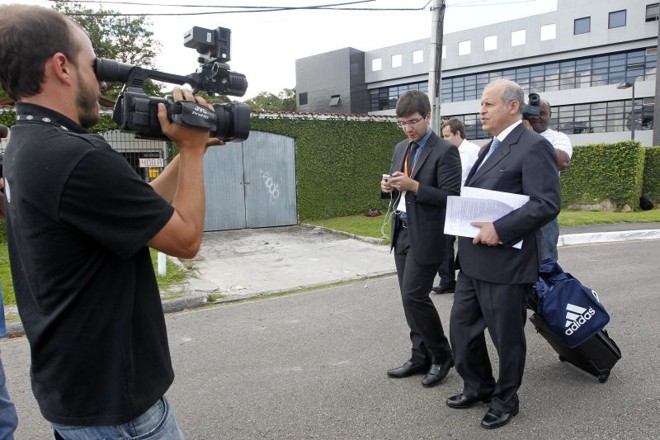 Advogado deixa a sede da Polícia Federal depois de visitar seu cliente | 