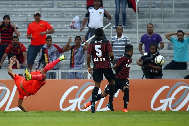 Diego Souza marcou um golaço de voleio na vitória do Sport sobre o Atlético |