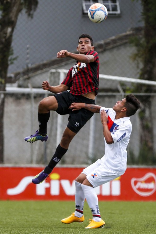 O Atlético venceu o Paraná por 1 a 0, no Trieste, e sagrou-se campeão estadual sub-17. | 