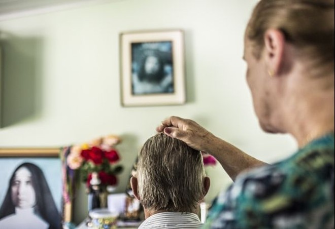 Em média, quarenta pessoas são benzidas por dia na casa de dona Joana | 