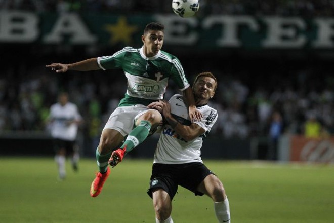 Disputa de bola na área palmeirense |