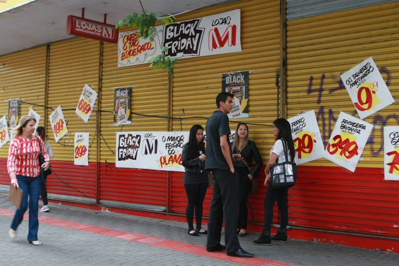 Lojas ficaram bastante movimentadas em Curitiba | Aniele Nascimento/ Gazeta do Povo