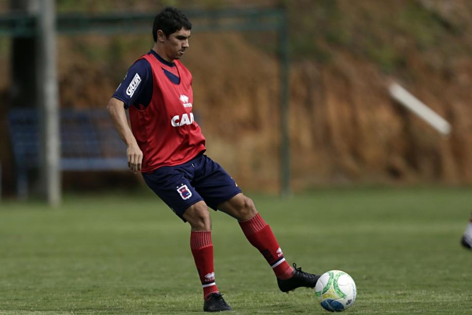 Lúcio Flávio cumpriu suspensão no último jogo do Paraná | Felipe Rosa / Tribuna