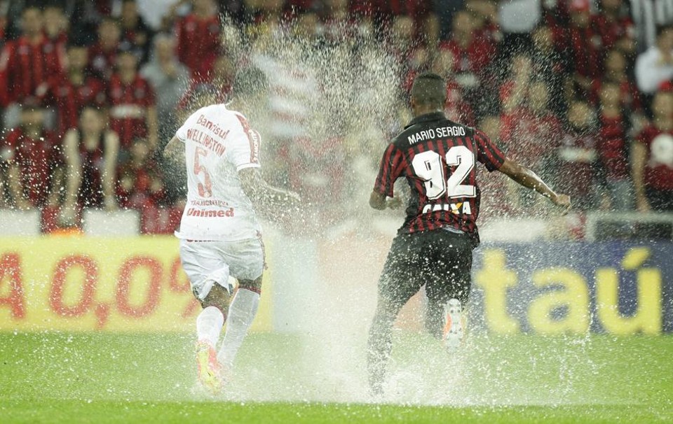 Atlético pratica o oposto do tiki-taka, mas tem dado certo | Daniel Castellano / Gazeta do Povo