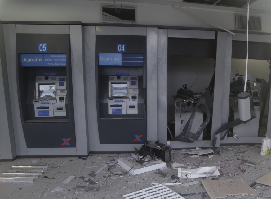 Área dos caixas eletrônicos da agência sofreu muitos danos com a detonação | Aliocha Maurício/Tribuna do Paraná