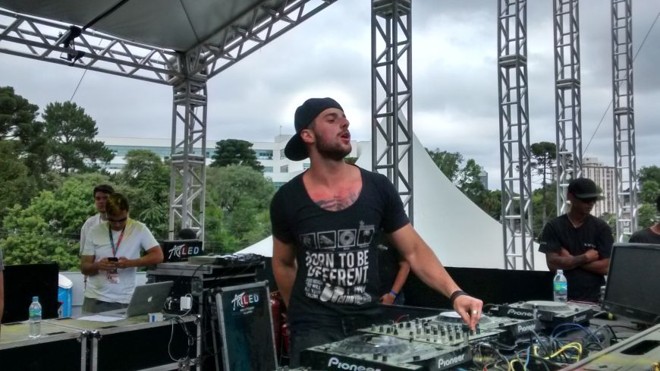 DJ Alok animando os participantes do Happy Holi. | 