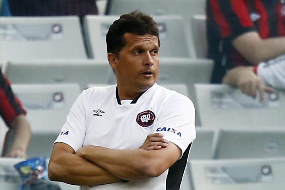 Claudinei Oliveira parece pôr fim à instabilidade no comando técnico do Atlético | Albari Rosa / Gazeta do Povo